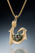 Six Barb Makau (Maui Style) Tahitian Black Pearl Pendant in 18k gold
