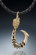 Hawaiian Tattoo Makau in 18k gold with black enamel